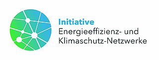 Kreisförmiges Logo mit vernetzten Punkten in Blau- und Grüntönen neben dem Text 'Initiative Energieeffizienz- und Klimaschutz-Netzwerke'.
