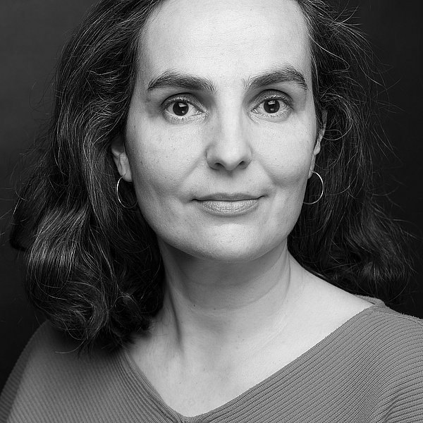 Bild von Dr. Jenny Simon in schwarz weiß