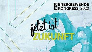 Zuschauer in einem Seminarraum, einige Personen sitzen mit dem Rücken zur Kamera. Im Vordergrund steht ein weißes Banner mit '#dk2020'. Rechts oben das Logo 'dena Kolloquium'.