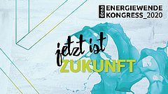 Zuschauer in einem Seminarraum, einige Personen sitzen mit dem Rücken zur Kamera. Im Vordergrund steht ein weißes Banner mit '#dk2020'. Rechts oben das Logo 'dena Kolloquium'.