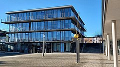 3. Stöckiges Gebäude mit großer Glasfront