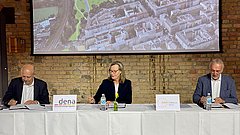 Andreas kuhlmann, Kristina Haverkamp und Reinhard Müller unterschreiben Dokumente