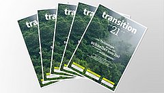 Fünf Zeitschriften mit dem Titel 'transition 21', die eine grüne Waldlandschaft im Hintergrund zeigen. Text: 'Technologie schneller zum Ziel'.