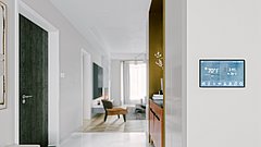 Innenraum eines modernen Hauses mit intelligentem Automatisierungssystem.