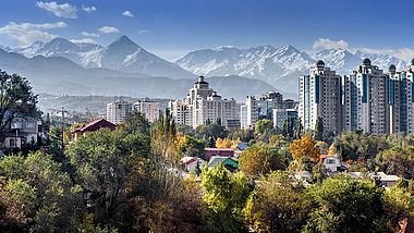 Die kasachische Stadt Almaty vor dem Gebirge Transili-Alatau.