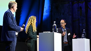 Zu sehen sind zwei Vertreter der Reallabore die von der Moderatorin interviewt werden