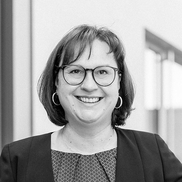 Foto von Eva Weikl in schwarz weiß