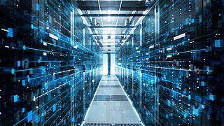 Blick in einen Rechenzentrumsflur mit Serverracks und digital überlagerten Datenströmen