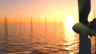 Großer Off-Shore-Windpark bei Sonnenuntergang