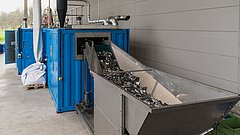 Eine Kunststoffrecyclinganlage im Betrieb.