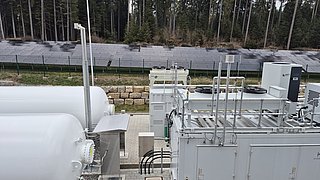 Es ist eine vollständig nachhaltige, klimaneutrale und nahezu autarke Energieversorgungsanlage zu sehen mit einer PV-Anlage als Basis für die Stromerzeugung.