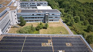 Drohnenaufnahmen vom RheinMoselCampus der Hochschule Koblenz. Man sieht die Solarpanele auf dem Dach.