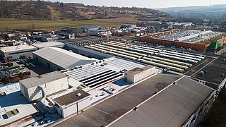 Luftaufnahme der Photovoltaik- und Thermieanlage auf dem Dach der MAHLE GmbH.