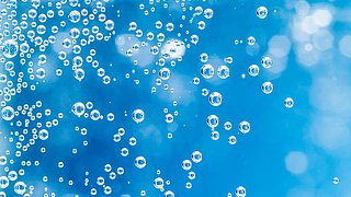 Luftblasen unter Wasser