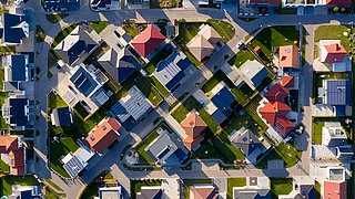 Luftaufnahme eines Wohngebiets mit Einfamilienhäusern, Straßen und Gärten