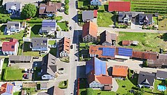 Luftaufnahme einer Straße mit Einfamilienhäusern