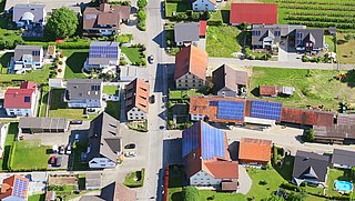 Luftaufnahme einer Straße mit Einfamilienhäusern