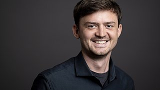 Porträitfoto des dena Mitarbeiters Marius Dechand