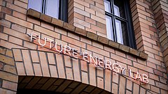 Die Leuchtschrift vom Future Energy Lab am Eingang des Bürogebäudes.