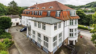 Man sieht ein Haus von oben.