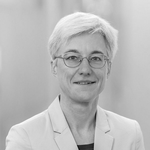 Foto von Dr. Brigitte Knopf in schwarz weiß