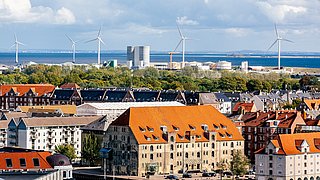  Skyline von Kopenhagen mit Windkraftanlagen im Hintergrund.