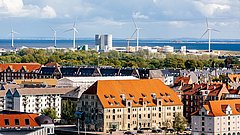  Skyline von Kopenhagen mit Windkraftanlagen im Hintergrund.