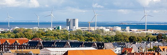  Skyline von Kopenhagen mit Windkraftanlagen im Hintergrund.