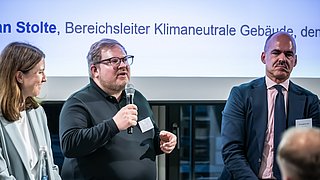 Florian Munder (Verbraucherzentrale) spricht auf dem Podium als Gast
