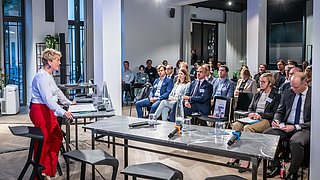 Blick vom Podium in das Publikum der Veranstaltung