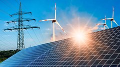 Strommast, Windräder und Solarpaneelen