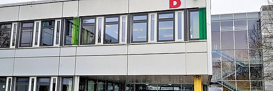 Ein graues Schulgebäude