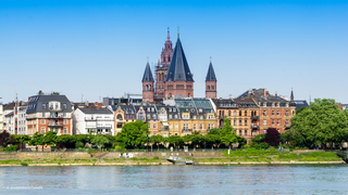 Blick auf Mainz vom Rhein aus