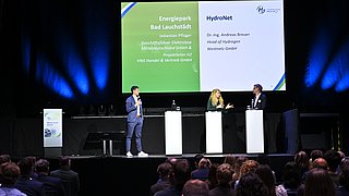 Zu sehen sind zwei Vertreter der Reallabore die von der Moderatorin interviewt werden