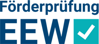 Logo der Förderprüfung EEW, bestehend aus dem Text 'Förderprüfung' in blauer Schrift und 'EEW' in großen blauen Buchstaben, mit einem grünen Quadrat und einem Häkchen.
