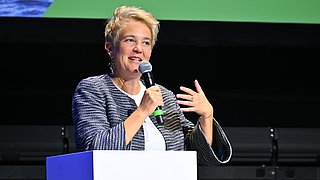 Frau hält eine Rede