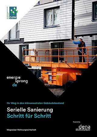 Titel 'Serielle Sanierung Schritt für Schritt' mit Untertitel 'Ihr Weg in den klimaneutralen Gebäudebestand'. Grafik zeigt einen Bauarbeiter auf einer Hebebühne vor einem modernisierten Wohngebäude mit weißer Fassade und Fenstern.