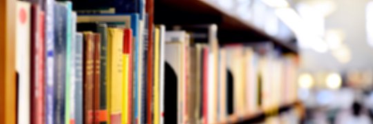 Unscharfes Bücherregal