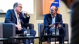 Nahaufnahme von Alexander Renner und Christian Stolte auf dem Podium in der Diskussionsrunde. 