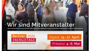 Menschen bei den Berliner Energietagen 2025. Es ist außerdem der Text "Wir sind Mitveranstalter" sowie das Logo der Berliner Energietage zu sehen.