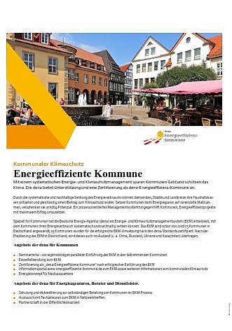 Stadtplatz mit historischen Fachwerkhäusern, Brunnen und Außengastronomie bei Sonnenschein, Thema kommunaler Klimaschutz und Energieeffizienz