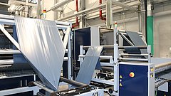 Eine Konfektioniermaschine für Müllsäcke.