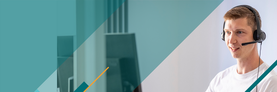 Ein KEDi Mitarbeiter sitzt vor einem Computer