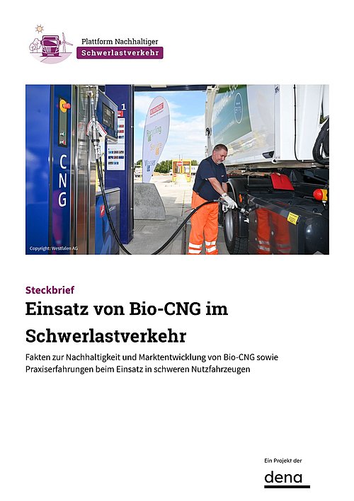 Mann in orangefarbener Arbeitskleidung betankt Lkw mit CNG an einer blauen Zapfsäule