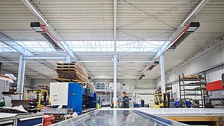 Halle, die mit einer Multi-Energie-IR-Hallenheizung beheizt wird, in der auch die Hallenbeleuchtung integriert ist.