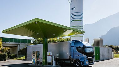 Ein LKW an einer LNG-Tankstelle.