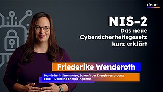 Frau mit langen braunen Haaren und lila Pullover vor dunkelgrauem Hintergrund, daneben Text zu NIS 2. Es handelt sich um Friederike Wenderoth, Teamleiterin Stromnetze bei der dena.