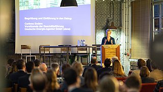 Blick in das Auditorium zu Beginn der Veranstaltung.