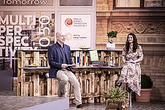 Andreas Kuhlmann sitzt mit einer Gesprächspartnerin auf einer Bühne beim Berlin Energy Transition Dialogue