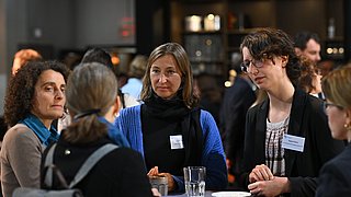 Teilnehmende diskutieren beim Workshop